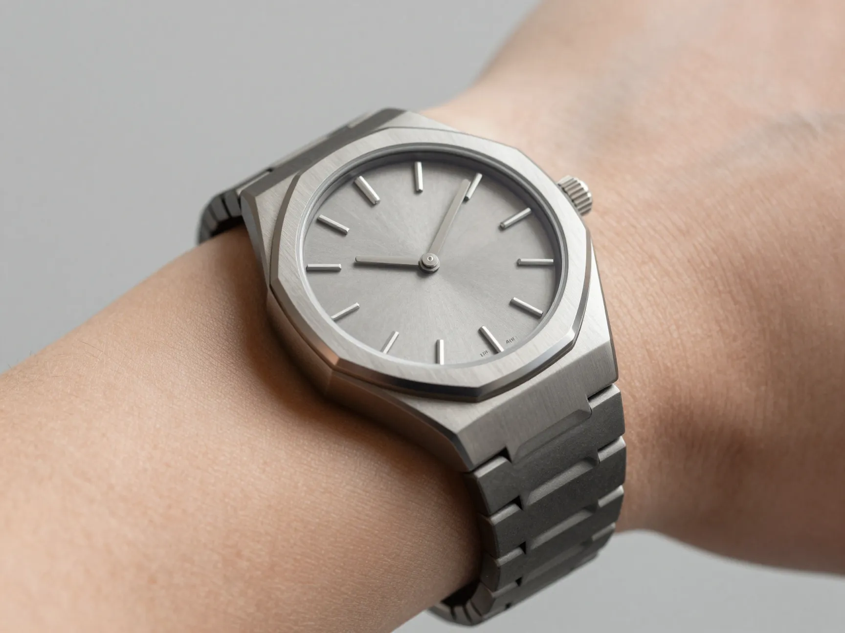 Ultra thin cases new geometries and integrated bracelets