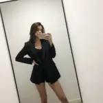 6 Aesthetic Poses and Ideas for a Girl Using a Phone in Photos