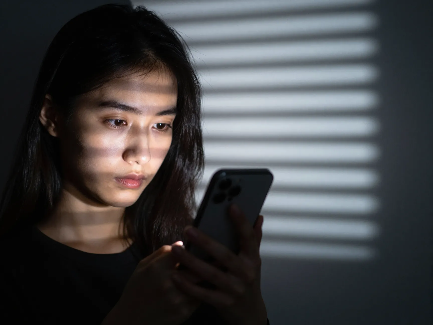 Read more about the article 6 Creative Ideas for Photos of a Person Using a Phone